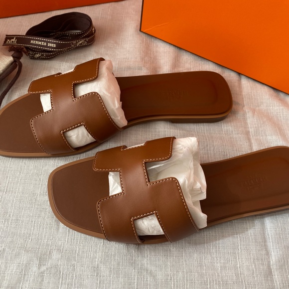 Hermes Oran Sandal, Brown (Gold) Size EU 39, US 8 - Picture 3 of 9